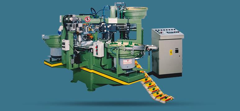 <span>B-108</span>: Assemblatrice automatica per spazzolone snodato